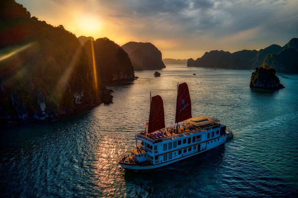 Heritage Line Violet Cruise 2D1N | Halong Bay