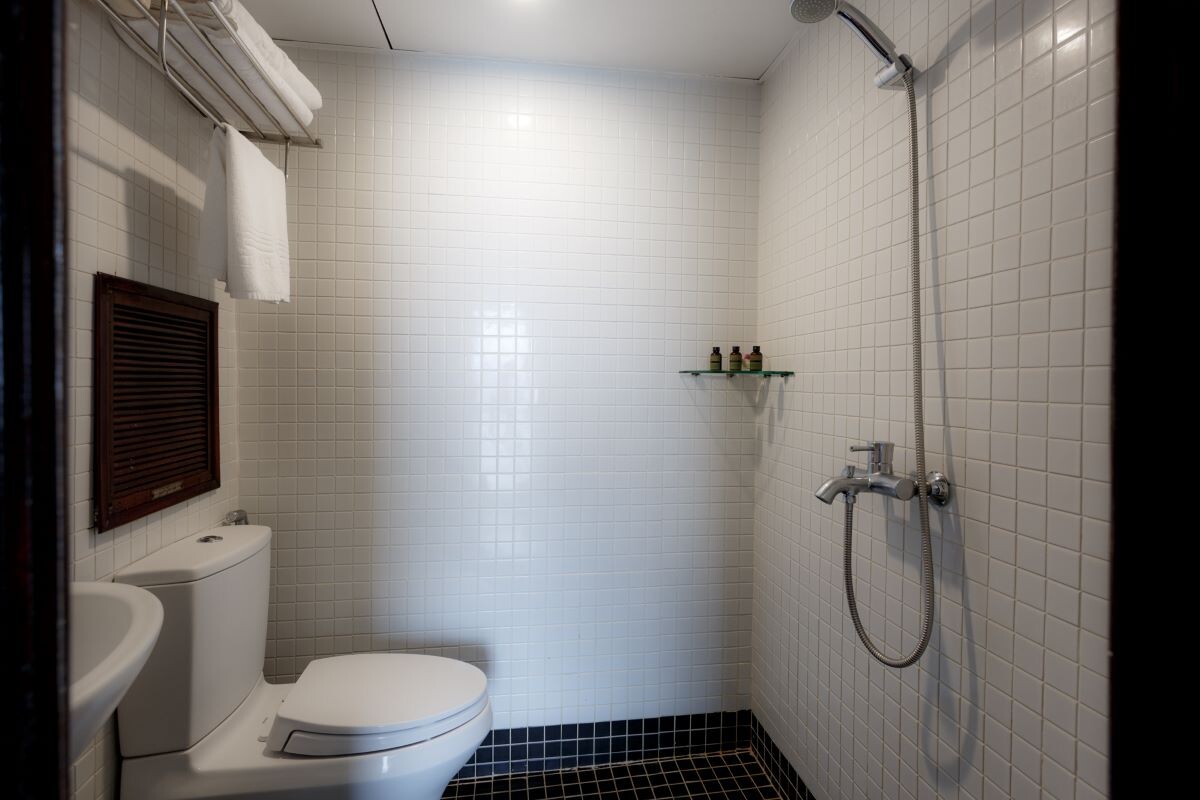 Emeraude Classic Cruise Deluxe Cabin (6)